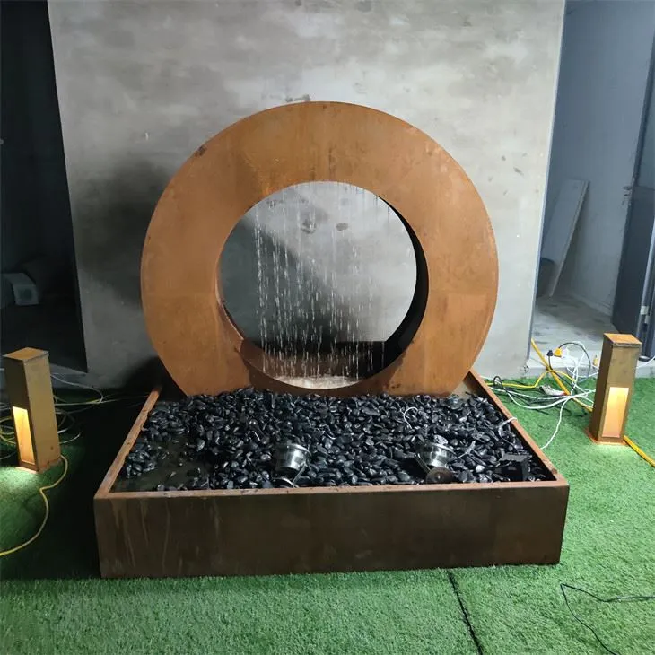 Corten Steel Water er með fossi