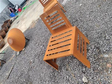 Ryðgaður Corten stálbekkur